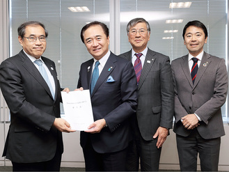 黒岩知事（左から２番目）から要望書を受け取るＪＲ東日本の深澤社長（左）