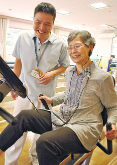 介護用バイクで体力向上を図る嶋岡節子さん（76）