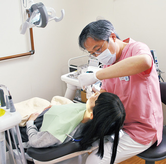 歯や歯ぐきの状態のチェックを受ける妊婦