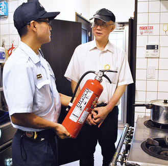 消火器の設置状況を聞く消防署員（左）と広川店主
