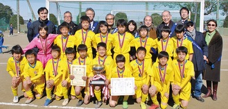 優勝したルベントの選手と鎌倉ロータリークラブの会員