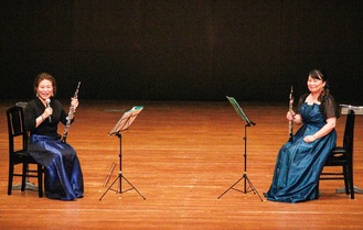 出演者同士も「ディスタンス」をとった＝７月30日、鎌倉芸術館
