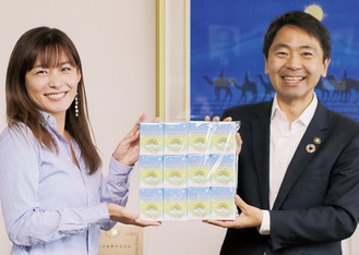 松尾市長にカードを手渡す菅原さん（左）