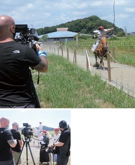 （写真上）流鏑馬の様子を撮影するクルー（写真下）射手にインタビュー