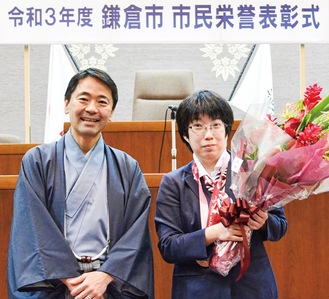 表彰を受けた伊藤選手（右）と松尾市長