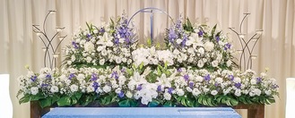 季節に合わせたお花祭壇の一例