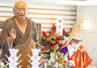 施設には日蓮聖人像も設置された＝9日・落慶式