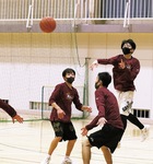 春の大会に向け体育館で練習する部員たち＝20日