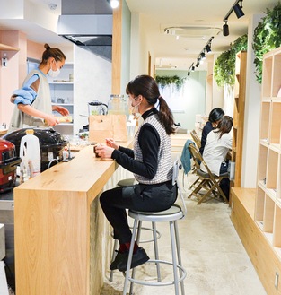 左手がチャレンジキッチン、奥には小上がりも