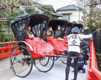人力車に乗って鎌倉駅周辺を巡ったカヤックの新入社員たち＝１日・琴弾橋（小町）