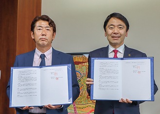 秋本局長（左）と松尾市長
