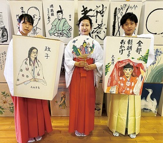 三谷幸喜さん(左)や大泉洋さん(右)による絵、中央は角野栄子さんが描いた今年のうちわ