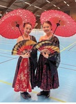 演技に使った和傘と扇子を持つ橋本さん（左）と小木さん