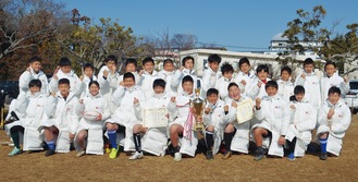 優勝を喜ぶ小学６年生チームのメンバーたち＝４日・深沢多目的スポーツ広場