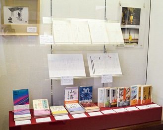 原稿や数々の著書、永井さんの写真を展示