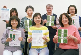 The Shonan Postのメンバー。緑色の冊子には、鎌倉時代をさまざまな切り口で紹介した18の記事が掲載されている