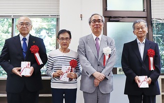 県タクシー協会伊藤会長（右から２人目）から各社協へ寄贈