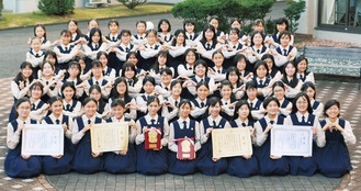 文部科学大臣賞を獲得した中学・高校の生徒たち＝７日・清泉女学院