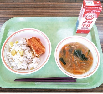 有機野菜の吉野汁などが提供された西鎌倉小の給食