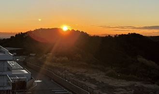 大平山から見た日の出＝13日午前６時50分