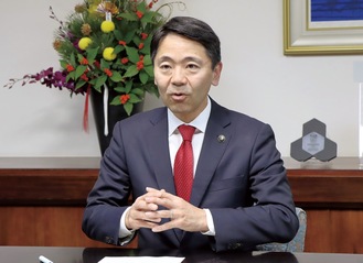 インタビューに応える松尾市長