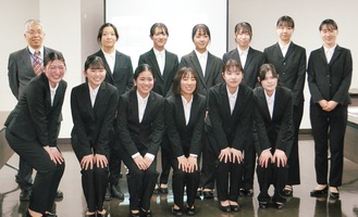 表敬訪問した鎌倉女子大の学生たち＝11日・市役所
