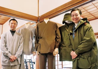 鎌倉作務衣の新作が展示された＝６日・浄智寺