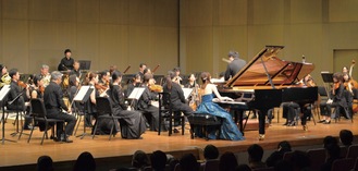 初公演は満席の鎌倉芸術館小ホールで、小学生から60代までの60人が演奏した＝今年２月