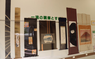 イトーヨーカドー１階に展示される表装作品＝24日