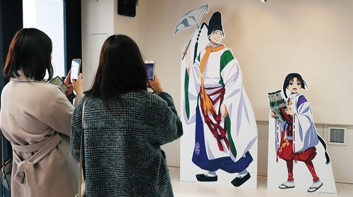 あいざ鎌倉内のパネルはフォトスポットに＝７日