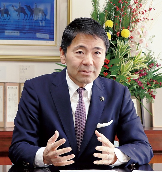 インタビューに応じる松尾市長
