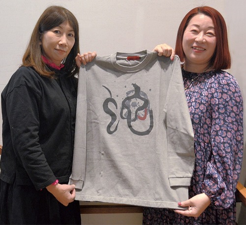 巳年の服を紹介する前田さん（左）と廣江さん