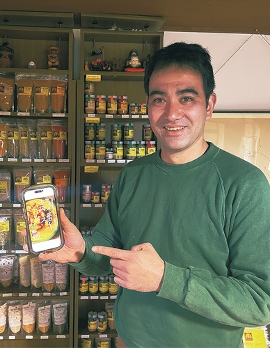 主宰するバラッツさん＝１月21日・アナン邸