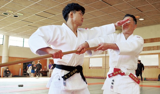 受を務める高橋さん（右）＝６日・横浜市内