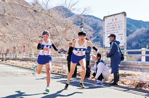 ５区藤木さんから６区上野さんへ＝９日・丹沢湖