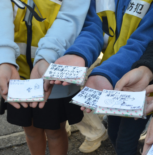 元気な声と手書きメッセージで防犯を呼びかけた