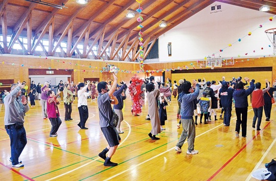 地元だけでなく、県外からの盆踊りファンも来場＝11日・御成小