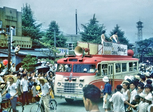 「鎌倉カーニバル」のパレードが進む若宮大路〈昭和26年〉