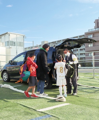 自宅からタクシーでサッカー場へ。練習後は再びタクシーで帰宅＝10日