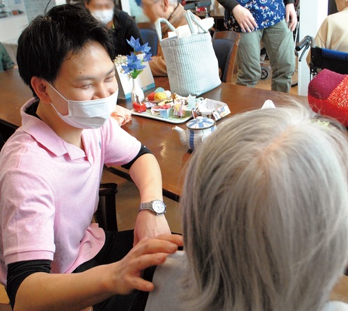 入居者と和やかに会話＝13日・グループホーム華花