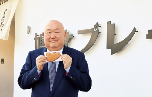 「伝統は革新の連続」と話す久保田社長＝21日・豊島屋本店前にて