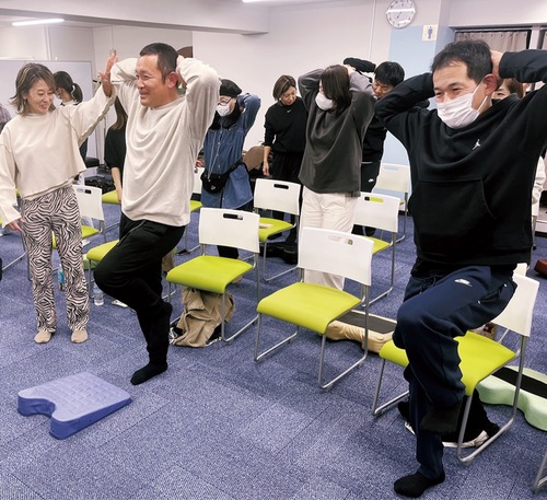 自宅でできるトレーニングを体験＝22日・藤沢市内