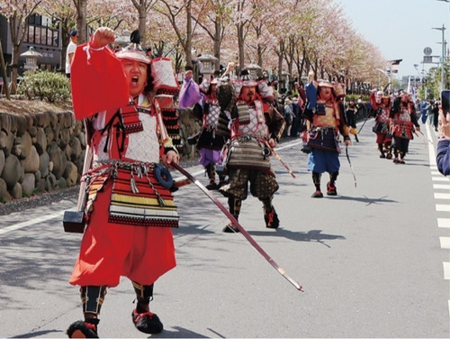 勇壮な武者による行列巡行（昨年）