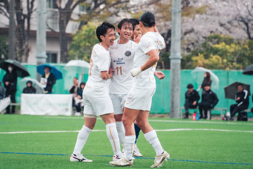 初ゴールを決めて仲間と喜ぶ河原地選手（中央）＝©Ｇｅｎ Ｅｎｏｍｏｔｏ