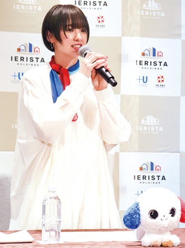 記者会見で抱負を語る南さん