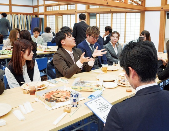 ディスカッションで盛り上がる参加者