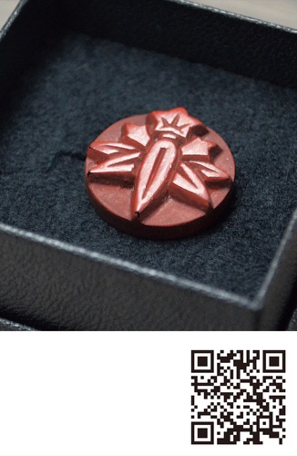 直径22mmの鎌倉彫の徽章（上）、鎌倉彫の紹介動画はこちら