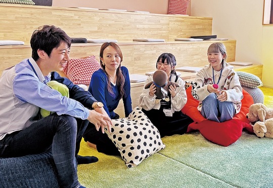 高橋洋平教育長（左）と学校について話す保護者や生徒