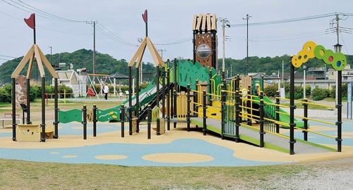 車いすのままでも遊べる複合遊具