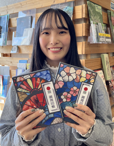 御周印帳を紹介する市観光協会の有馬菜々さん